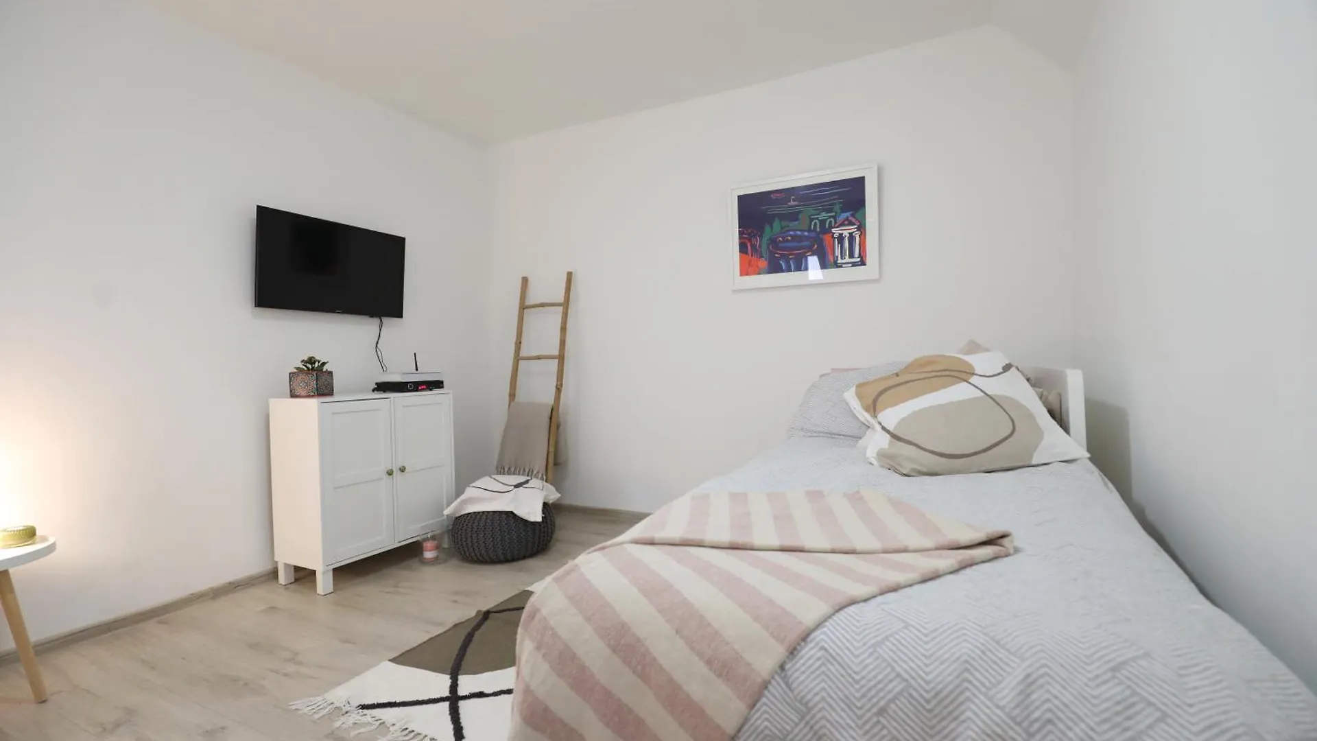 Apartment Mir Pula 0*,